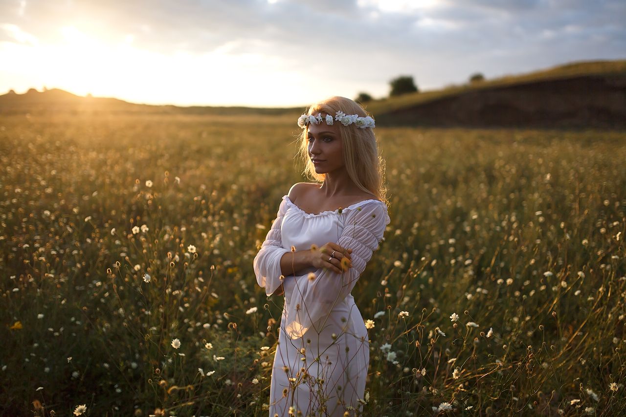 Girls in Slavic costumes in Helsinki